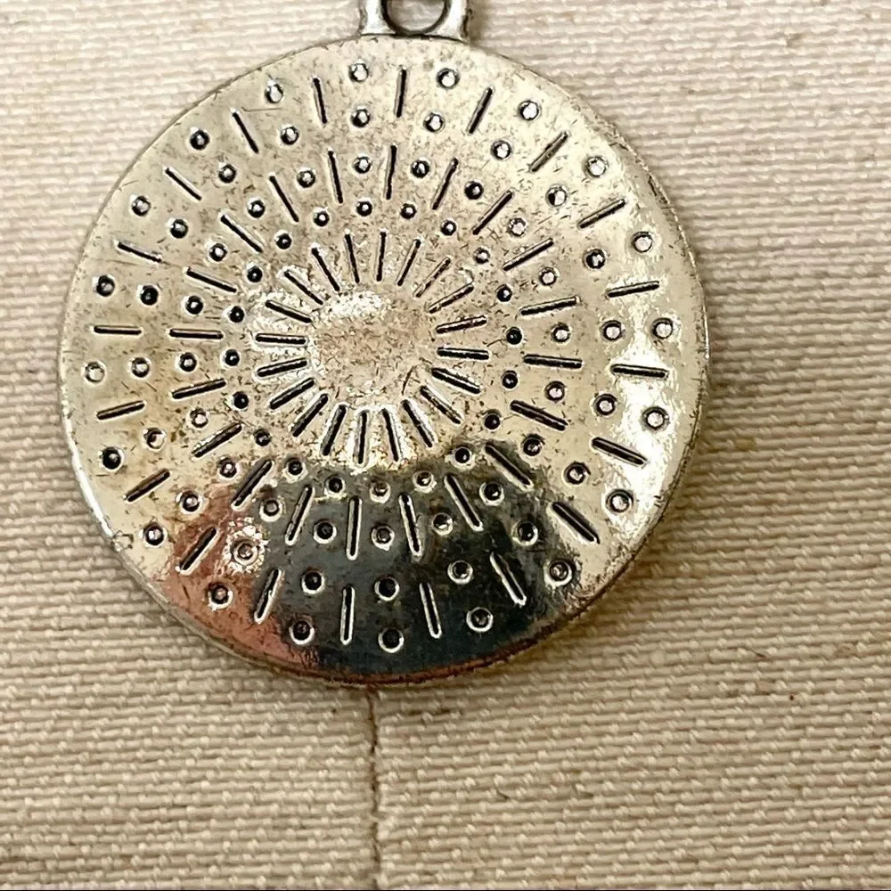 Silver tone disc necklace